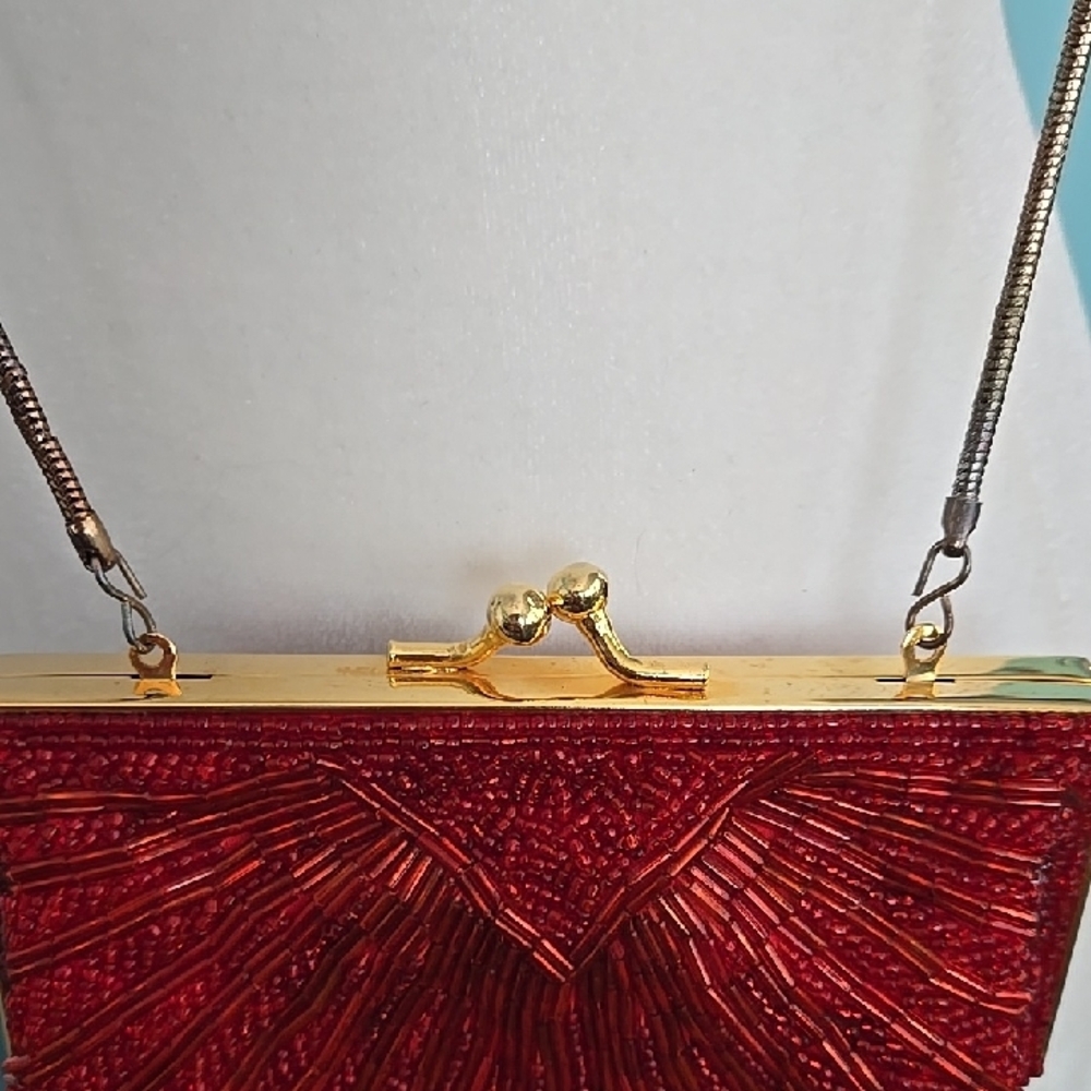 Red vintage beaded Clamshell purse - Picture 3 of 12